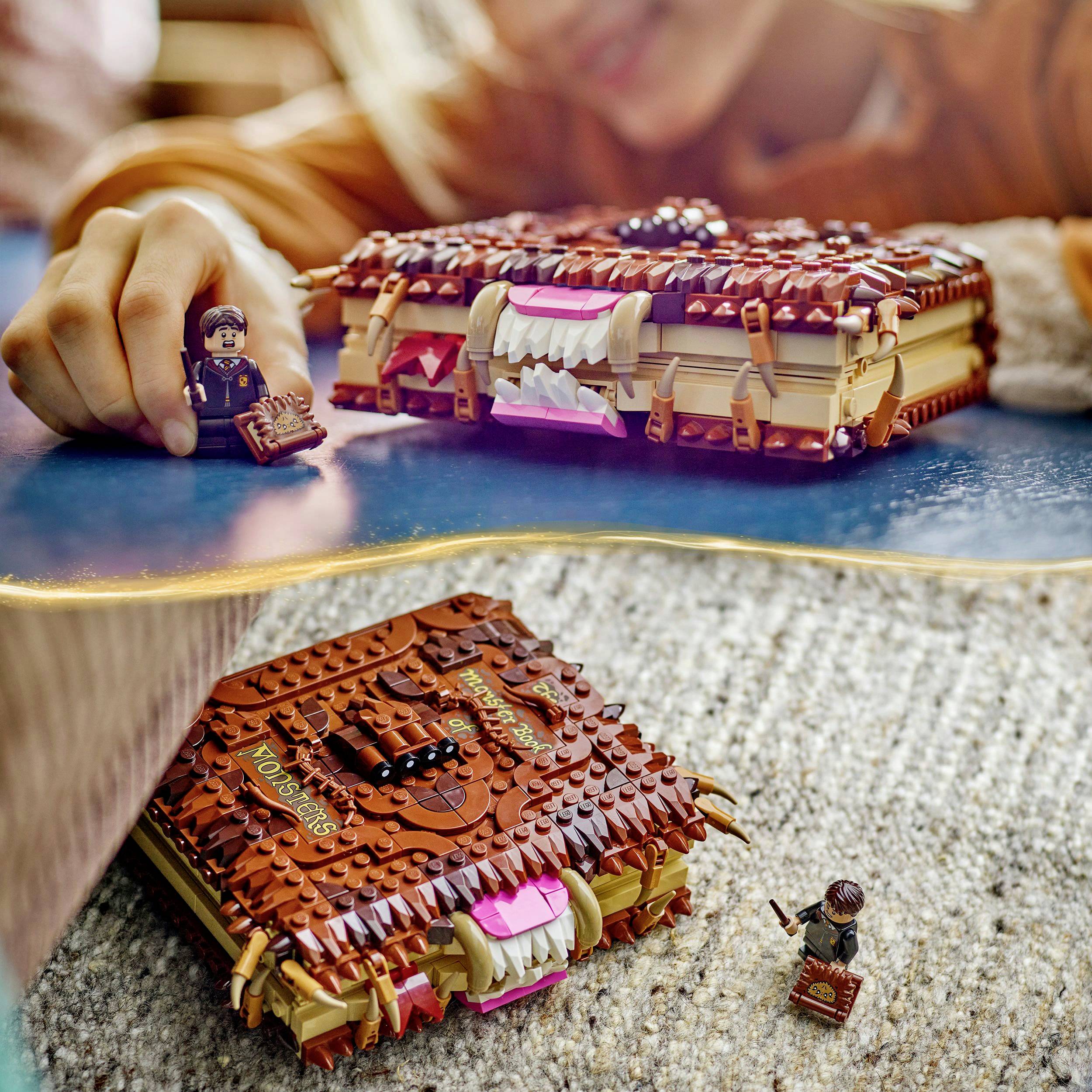 Ein Kind spielt mit einem LEGO-Set, das ein Buch mit Zähnen und einer Minifigur darstellt. Das Buch ähnelt einem magischen Objekt.