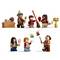 Mehrere Lego-Figuren mit verschiedenen Accessoires wie Bürsten, Eiscreme und Pokal stehen in einer Gruppe. Eine Figur wirft Gegenstände.