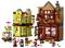 Zwei LEGO-Gebäude: ein grünes Café mit Eiscreme-Schild und ein brauner Laden mit Quidditch-Zubehör; sechs Minifiguren mit Besen und Eis.