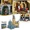 Lego-Set Hogwarts mit Figuren aus 'Harry Potter,' darunter ein grüner Basilisk. Schloss und Szenen aus verschiedenen Räumen abgebildet. Modellnummer 76345.