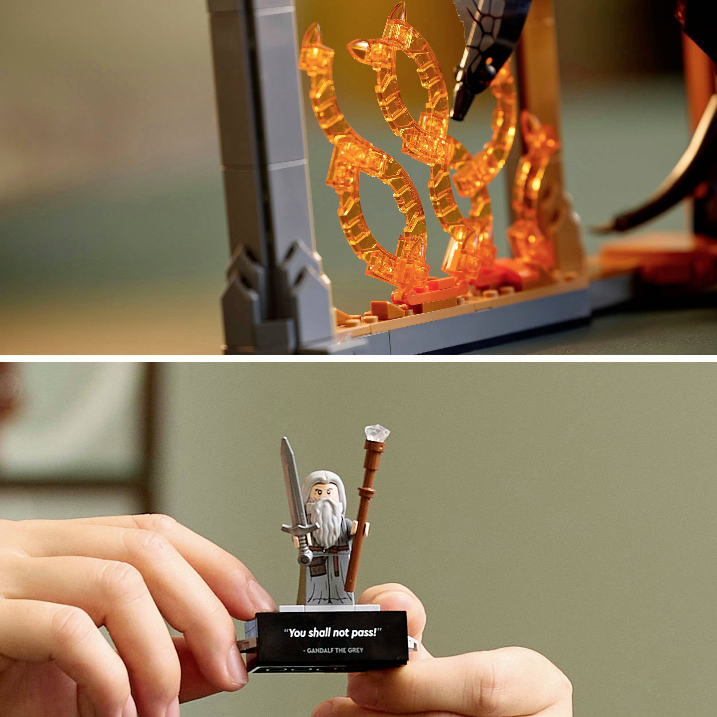 Ein Kind hält eine Lego-Minifigur eines alten Mannes mit Hut und Stab; im Hintergrund ein leuchtendes Tor mit Flammenmuster.