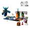 LEGO Minecraft-Set mit einem Warden-Figur und einer Kreatur in einer Höhle, umgeben von Bausteinen und Dekorationen, ab 7 Jahren.