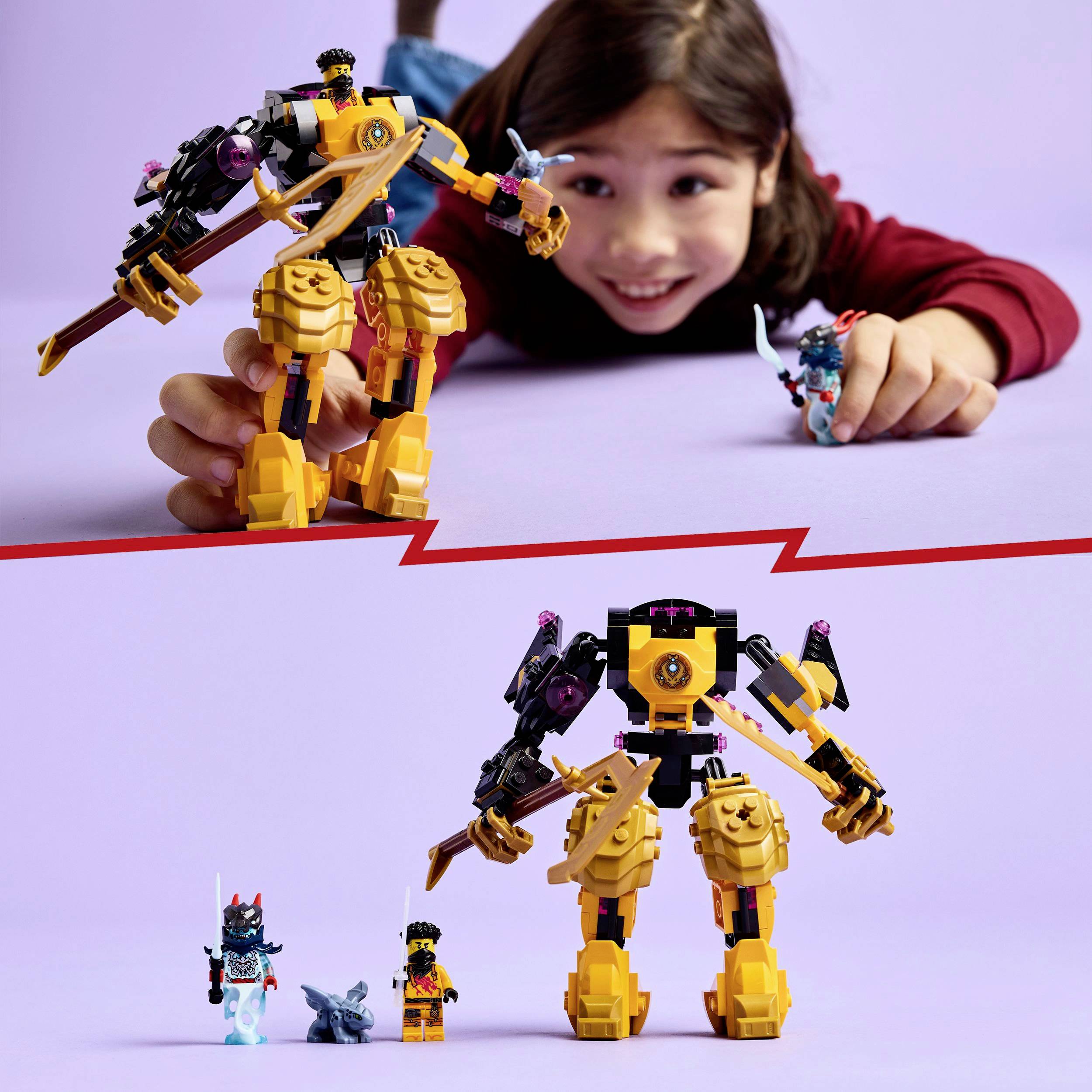 Ein Kind spielt auf einem Tisch mit bunten Roboter-Spielzeugfiguren. Zwei Roboter sind zu sehen, einer gelb-orange, einer kleiner und blau.