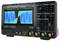 Ein Oszilloskop mit einem farbigen Bildschirm zeigt Wellensignale. Es hat mehrere Knöpfe, Anschlüsse und eine detailreiche Anzeige.