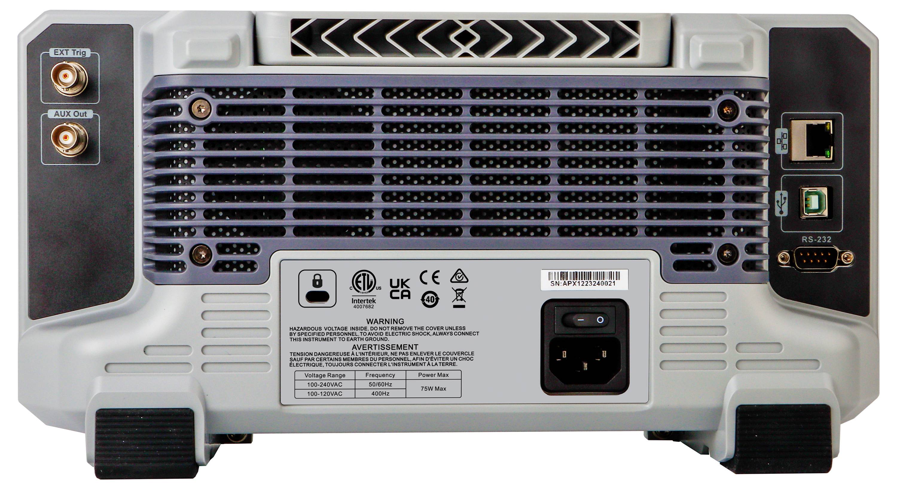 Rückseite eines elektrischen Geräts mit Anschlüssen für Ethernet-Kabel, Stromanschluss und Kühlungsgitter. Sicherheitshinweise sind abgebildet.