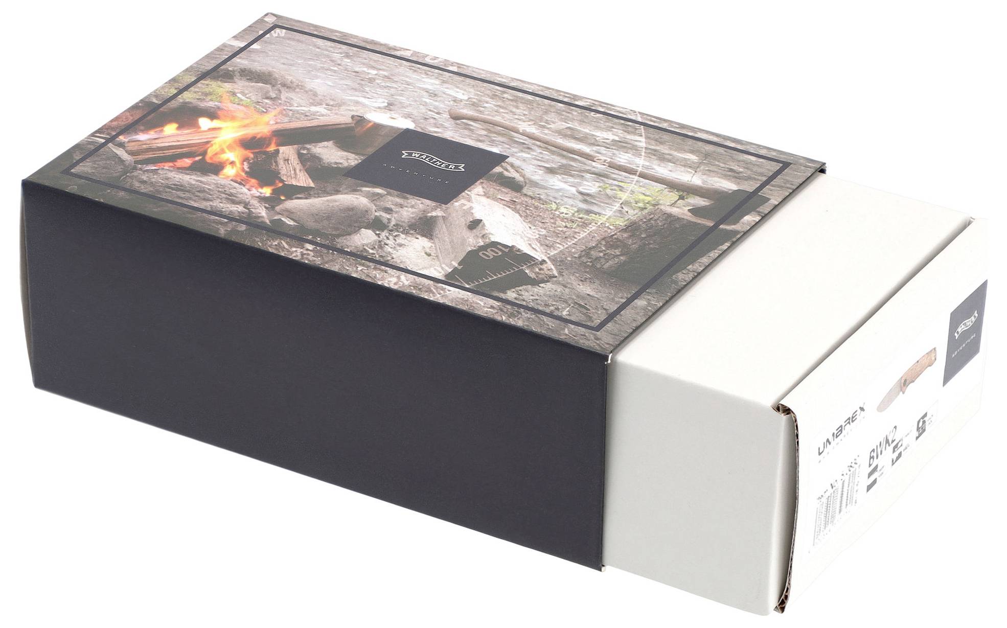 Rechteckige, schwarz-weiße Verpackung mit Bild eines Lagerfeuers. Produktname entweder auf der Verpackung nicht erkennbar.