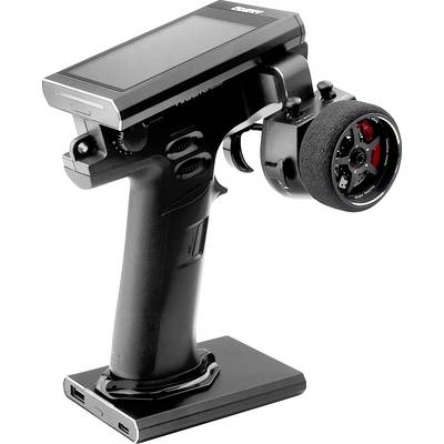 Eine schwarze Fernsteuerung mit Display und Lenkrad, typisch für Modellautos. Sie hat mehrere Knöpfe und Anschlüsse an der Basis.