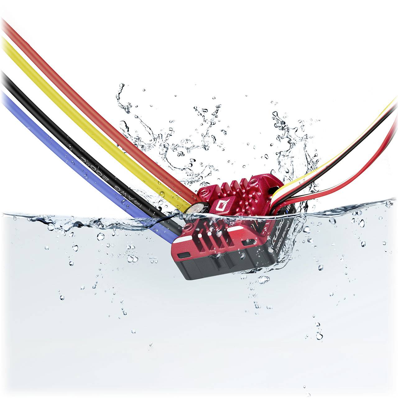 Ein rotes elektronisches Gerät mit farbigen Kabeln wird in Wasser getaucht, sodass Spritzer entstehen, was seine Wasserdichtigkeit darstellt.