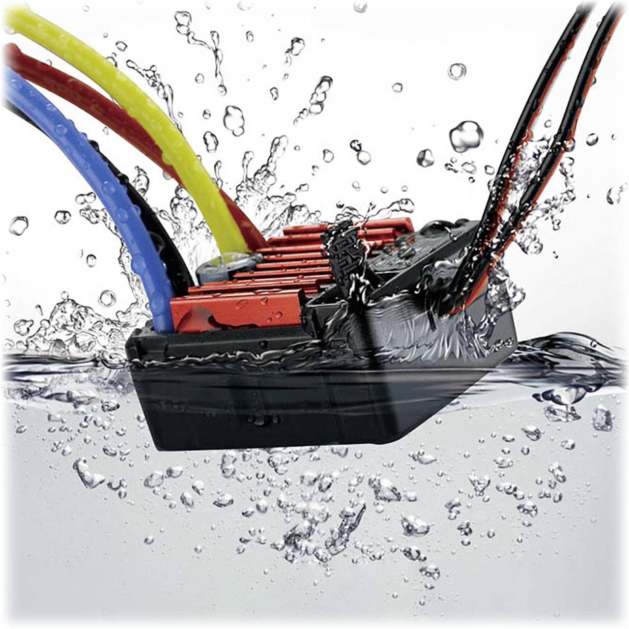 Ein elektrischer Anschlussblock mit mehreren bunten Kabeln ist in Wasser getaucht. Spritzer zeigen, dass das Gerät wasserdicht ist.