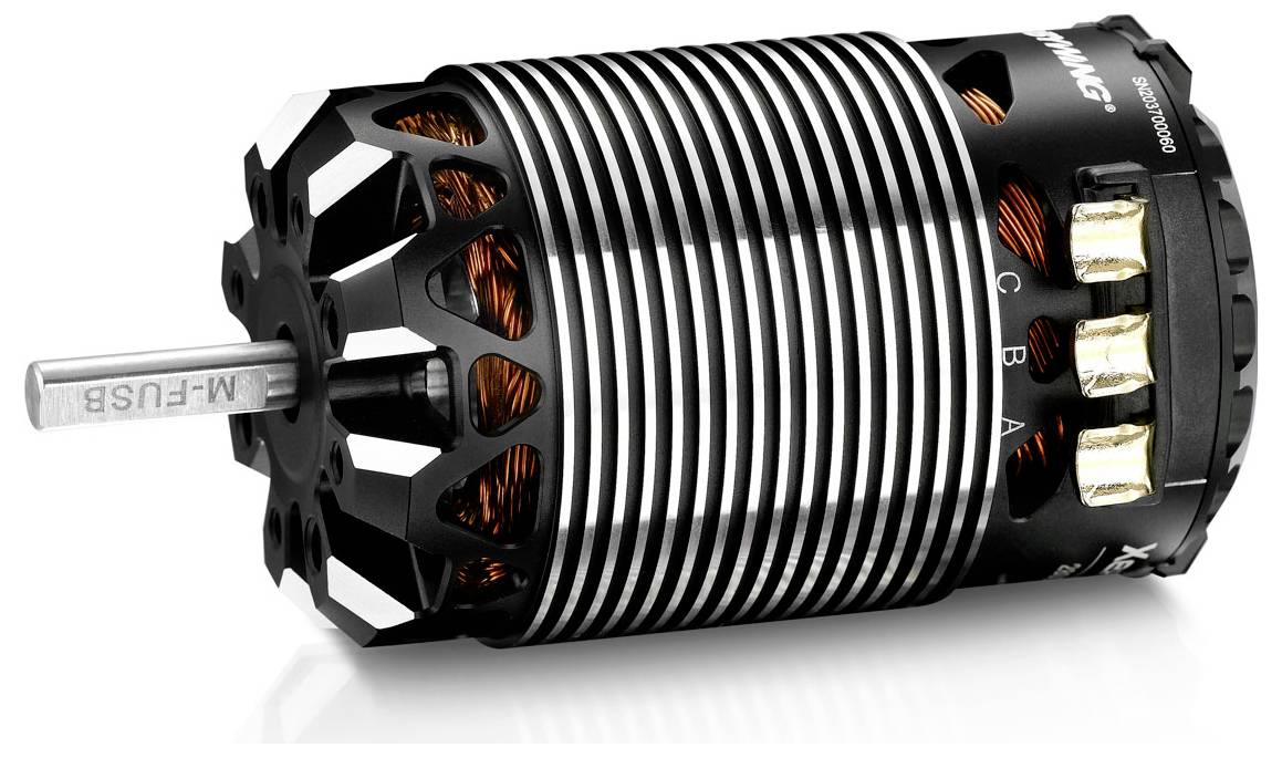 Ein schwarzer Elektromotor mit silbernen Kühlrippen, zeigt Kupferspulen und Anschlüsse, vermutlich für Modellbau oder Drohnen.