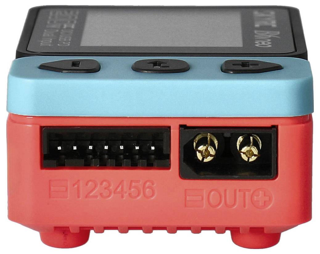 Ein elektronisches Gerät mit zwei Anschlussbuchsen rechts und einem mehrpoligen Steckplatz links. Text 'OUT +' auf der roten Fläche.