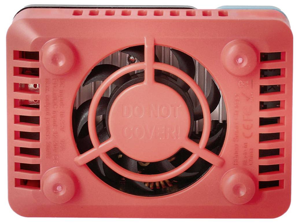 Ein rotes Gerät mit Lüftungsschlitzen und einem Ventilator ist mit dem Hinweis 'DO NOT COVER!' gekennzeichnet.