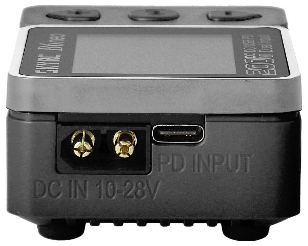 Elektronisches Gerät mit Anschluss für Stromversorgung und zwei goldene Klemmen. Aufschrift: 'PD INPUT DC IN 10-28V'.