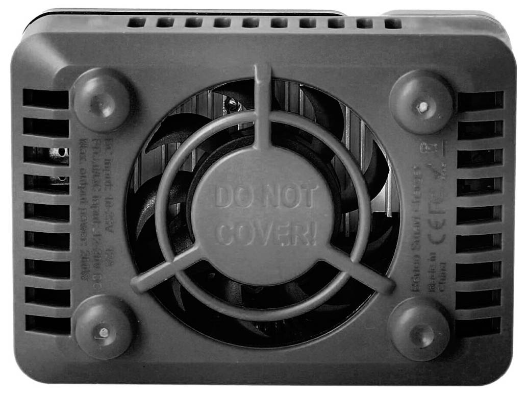 Ein schwarzer Lüfter mit einem Gitter und der Aufschrift 'DO NOT COVER!' auf der Vorderseite, vermutlich zur Belüftung oder Kühlung.