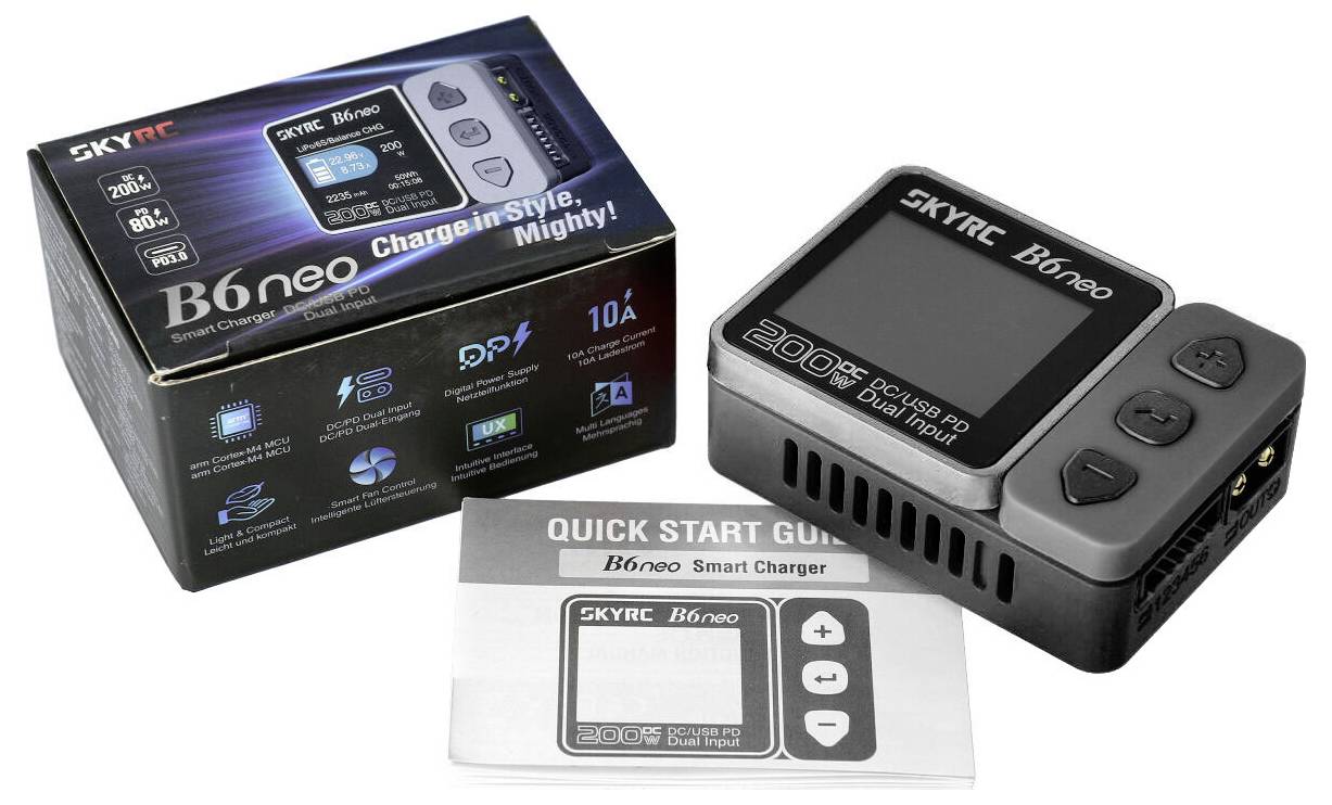 'Ladegerät SkyRC B6neo mit Display und Bedientasten, Verpackung und Schnellstartanleitung auf weißem Hintergrund abgebildet.'