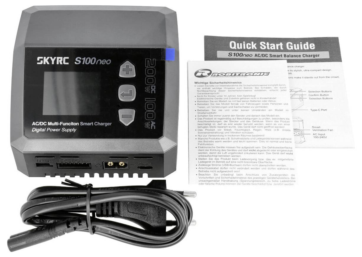 Ladegerät 'SkyRC S100neo' mit LED-Anzeige und Tasten. Nebenan zwei Anleitungen: 'Quick Start Guide' und Sicherheitshinweise. Kabel vorne.