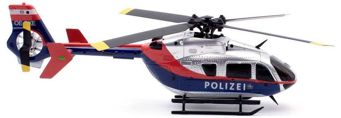 Ein Polizeihubschrauber mit blau-rotem Design steht auf einem weißen Hintergrund, bereit zum Einsatz.