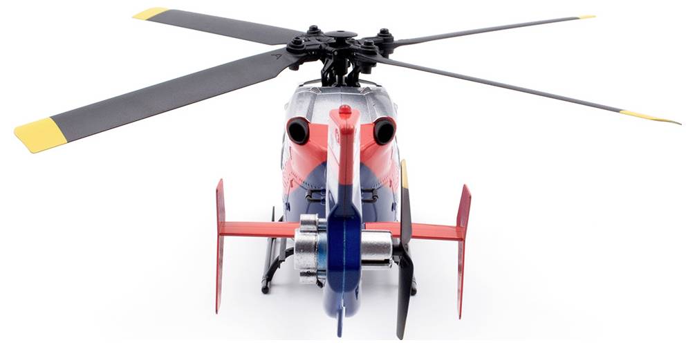 Ein roter Spielzeughubschrauber aus Kunststoff mit schwarzen Rotorblättern, von vorne fotografiert.