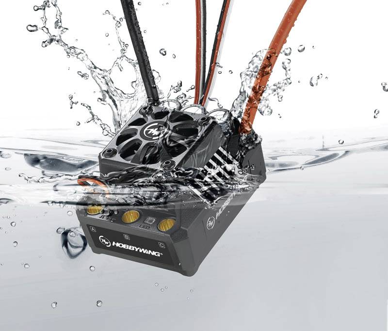 Ein elektronischer Geschwindigkeitsregler (ESC) der Marke Hobbywing wird unter Wasser gezeigt. Splash-Effekte demonstrieren Wasserdichtigkeit.