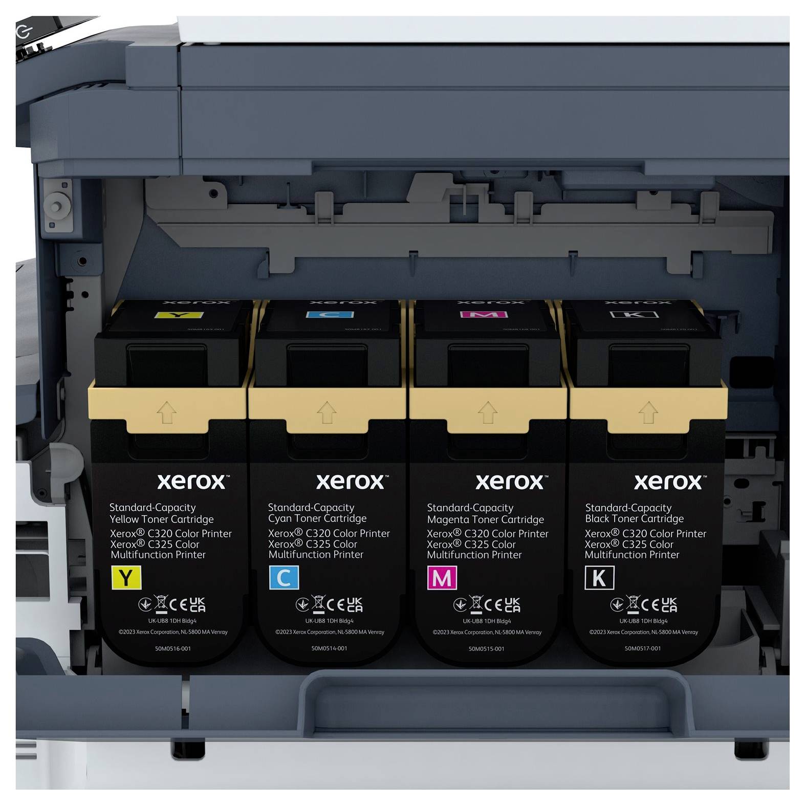 'Drucker mit vier Tonerkartuschen: Gelb, Cyan, Magenta, Schwarz. Geöffnetes Fach zeigt Kartuschen in einem Xerox-Drucker.'