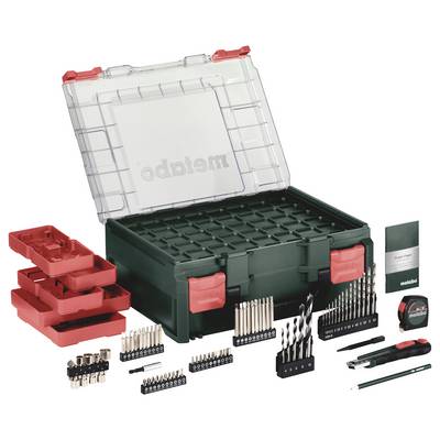 Ein Werkzeugkasten von Metabo mit offenen Fächern, Bohr- und Schraubaufsätzen, einer Wasserwaage, einem Maßband und einer Bleistiftverpackung.