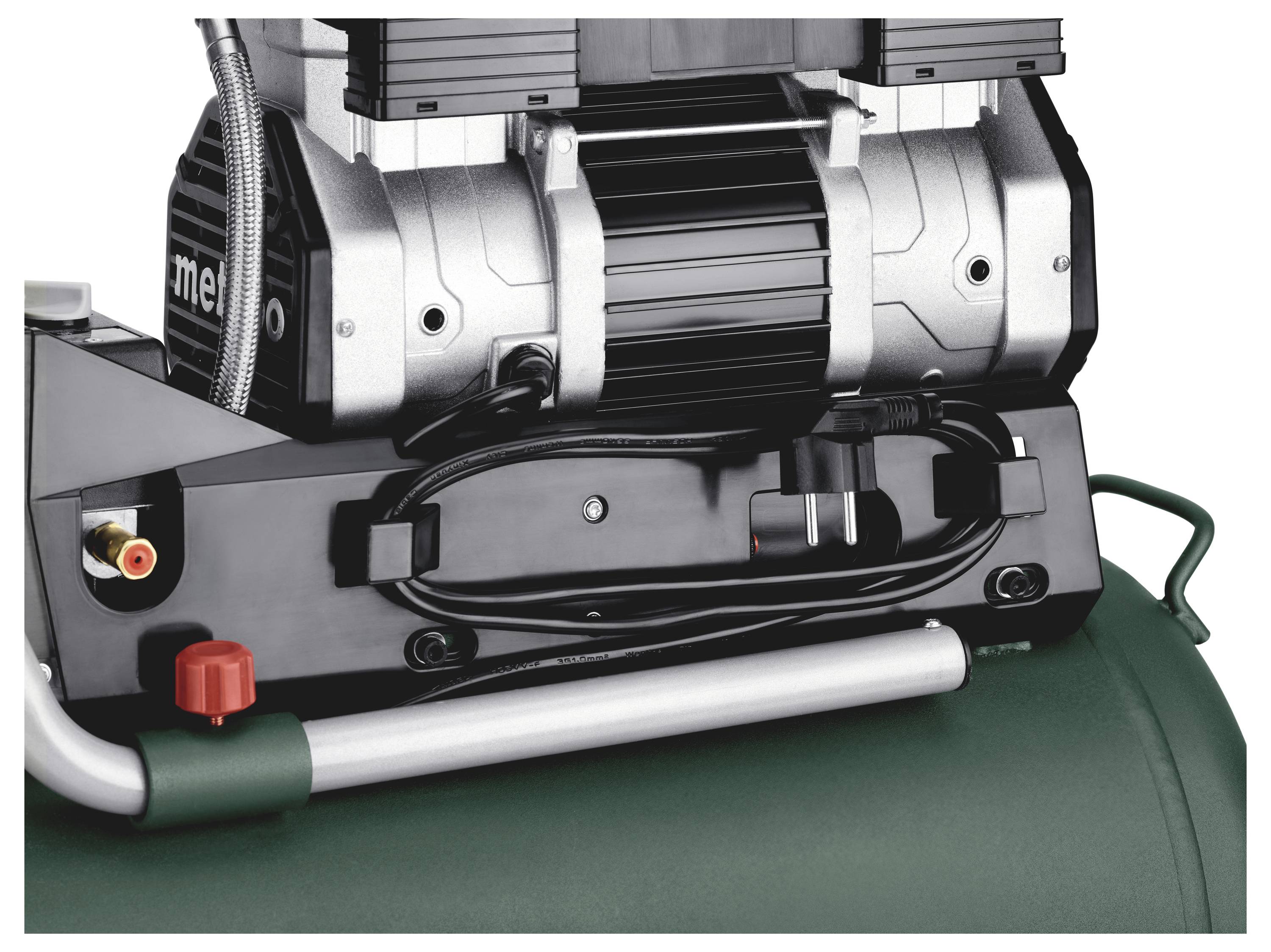 Ein Kompressor mit einem robusten, metallischen Gehäuse auf einem grünen Tank. Sichtbare Schläuche und Kabel verbinden Komponenten.