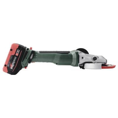 Ein kabelloser Winkelschleifer der Marke Metabo mit rotem Akku, seitlich liegend. Geeignet für Schneid- und Schleifarbeiten.