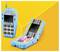 Zwei aus LEGO gebaute Mobiltelefone auf gelbem Hintergrund: ein geschlossenes Klapphandy mit rosa Tasten und ein aufrecht stehendes Telefon mit schwarzem Bildschirm.