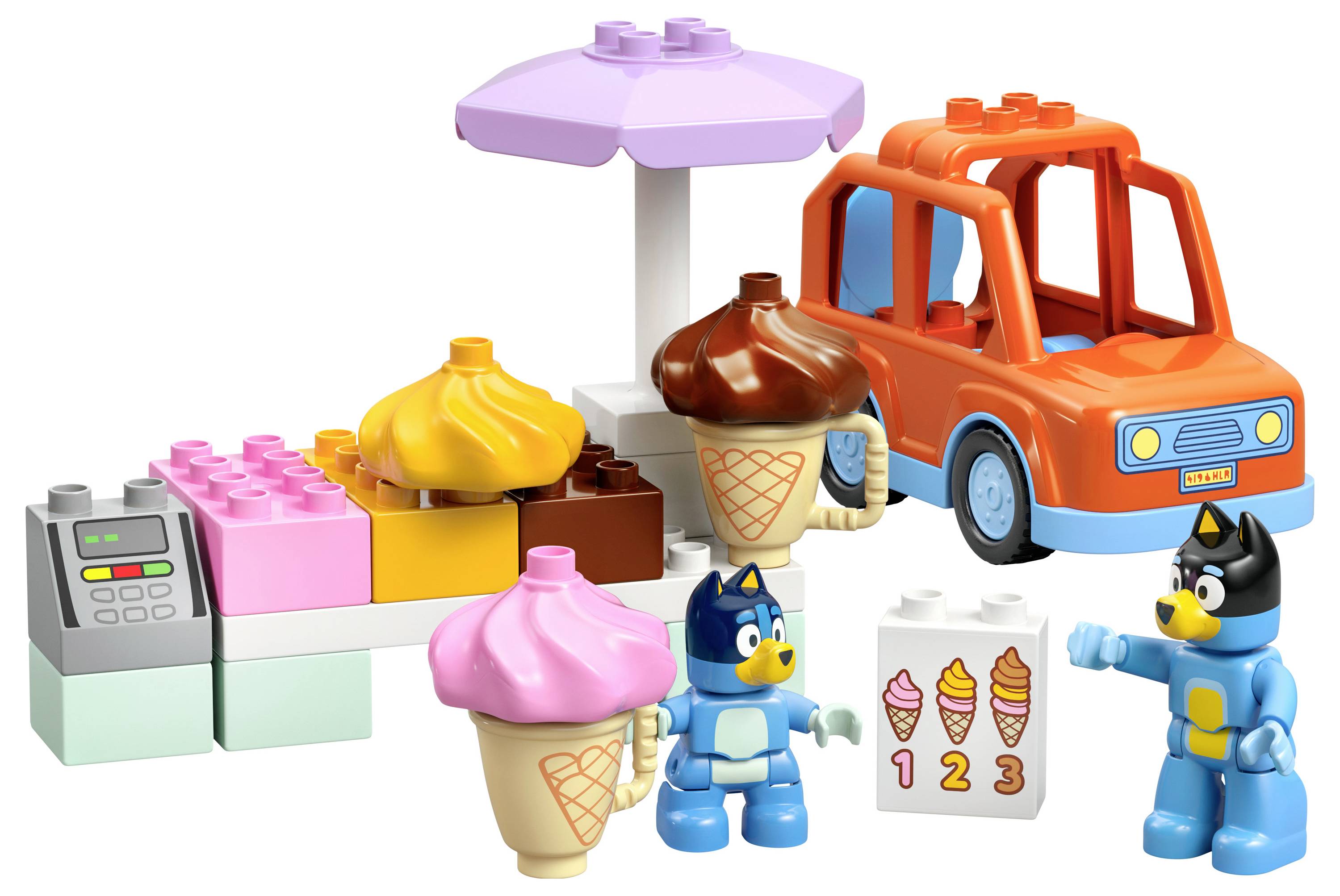 Zwei Spielfiguren und ein orangefarbenes Spielzeugauto stehen neben einer Spielzeug-Eisdiele mit Eiscreme und einer Spielzeug-Kasse.