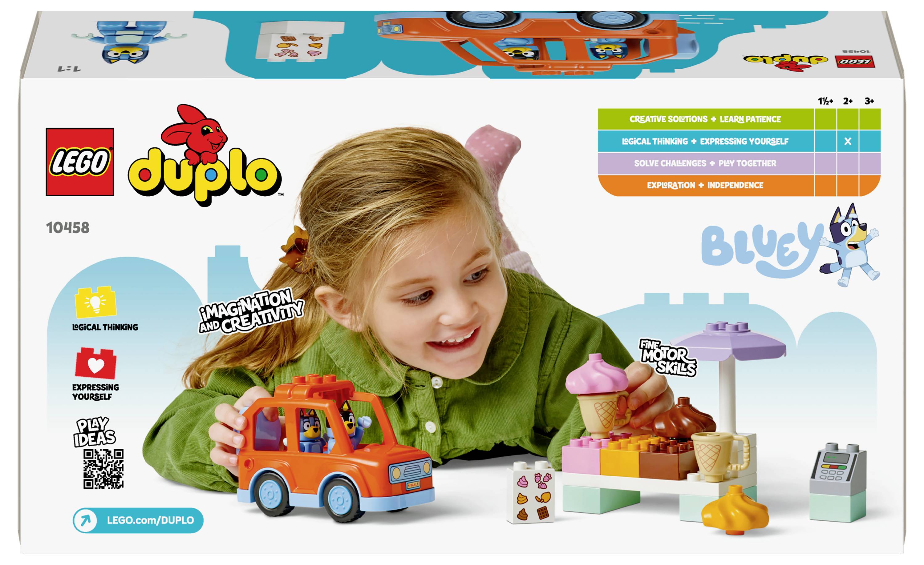 Ein junges Mädchen spielt mit einem LEGO DUPLO Set, das ein Spielzeugauto, einen Eisstand und eine Figur aus 'Bluey' enthält. Fördert Kreativität und motorische Fähigkeiten.