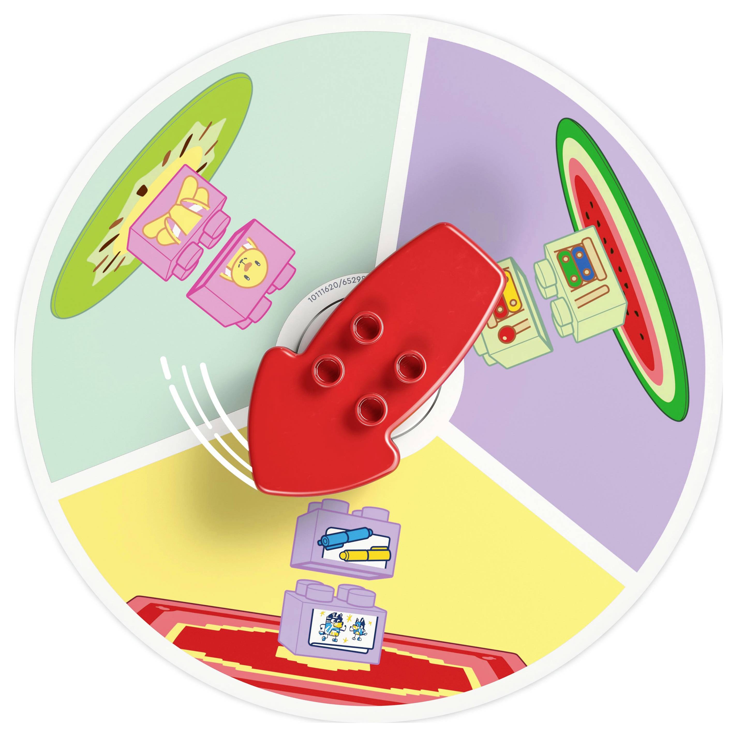 Ein sich drehender Pfeil zeigt auf einen Abschnitt mit Bildern von Spielzeugfahrzeugen, darunter ein Schulbus und ein Rennwagen, auf einem kreisförmigen Brett, das in drei farbige Abschnitte unterteilt ist.