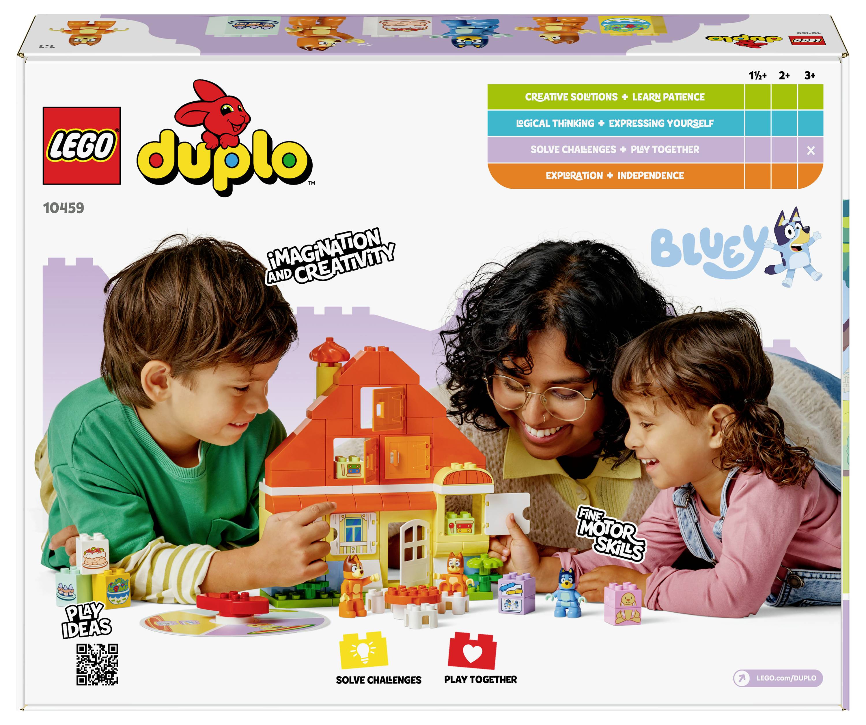 Eine Mutter und zwei Kinder spielen mit einem bunten Lego Duplo Spielset. Die Schachtel zeigt 'Bluey', Kreativitätsthemen und den Schwerpunkt auf Spielfähigkeiten.