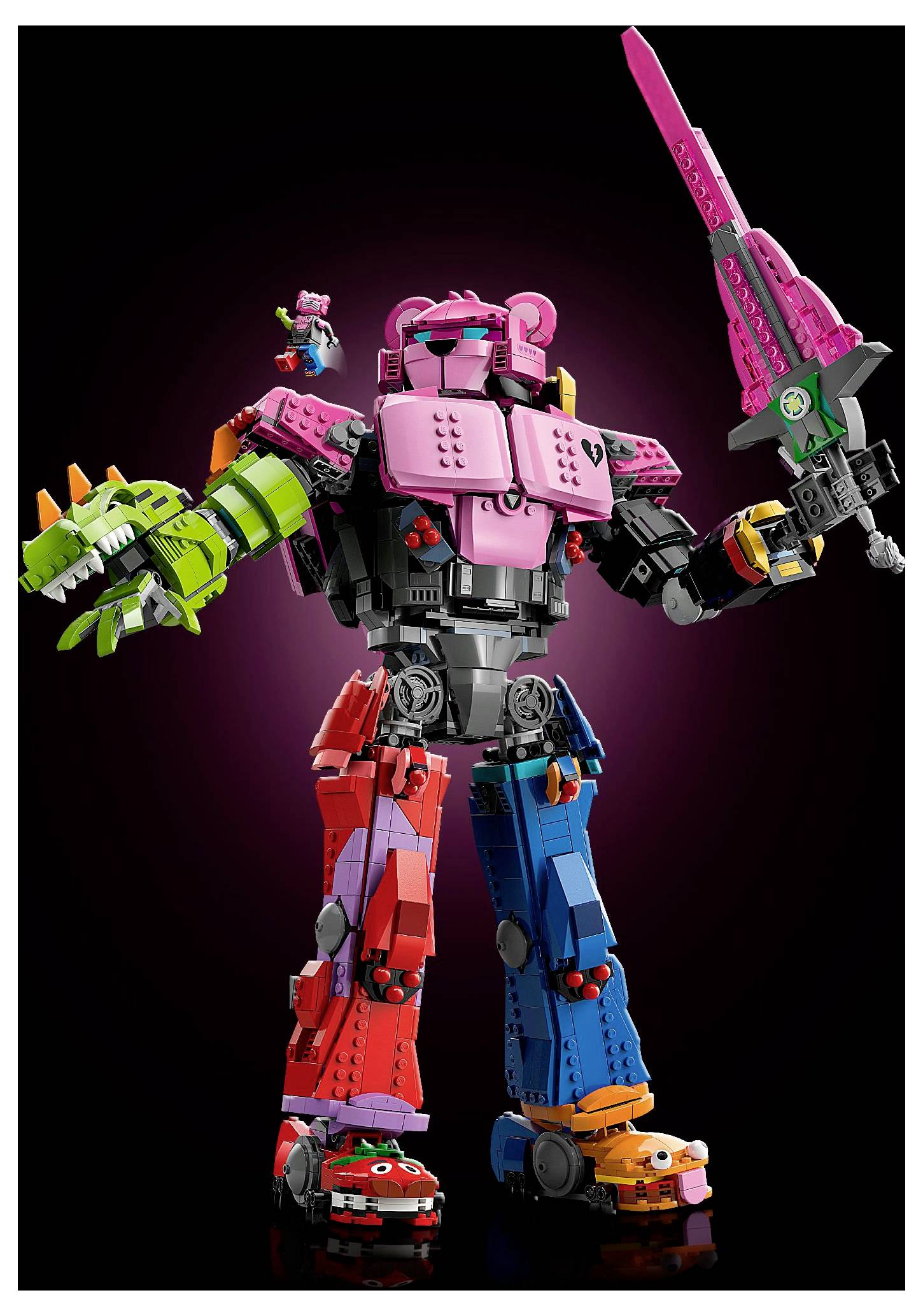 Eine bunte Roboterfigur aus Bausteinen; sie hat eine pinke Brust, einen grünen Dinosaurierarm und ein pinkes Schwert, die auf einem dunklen Hintergrund steht.