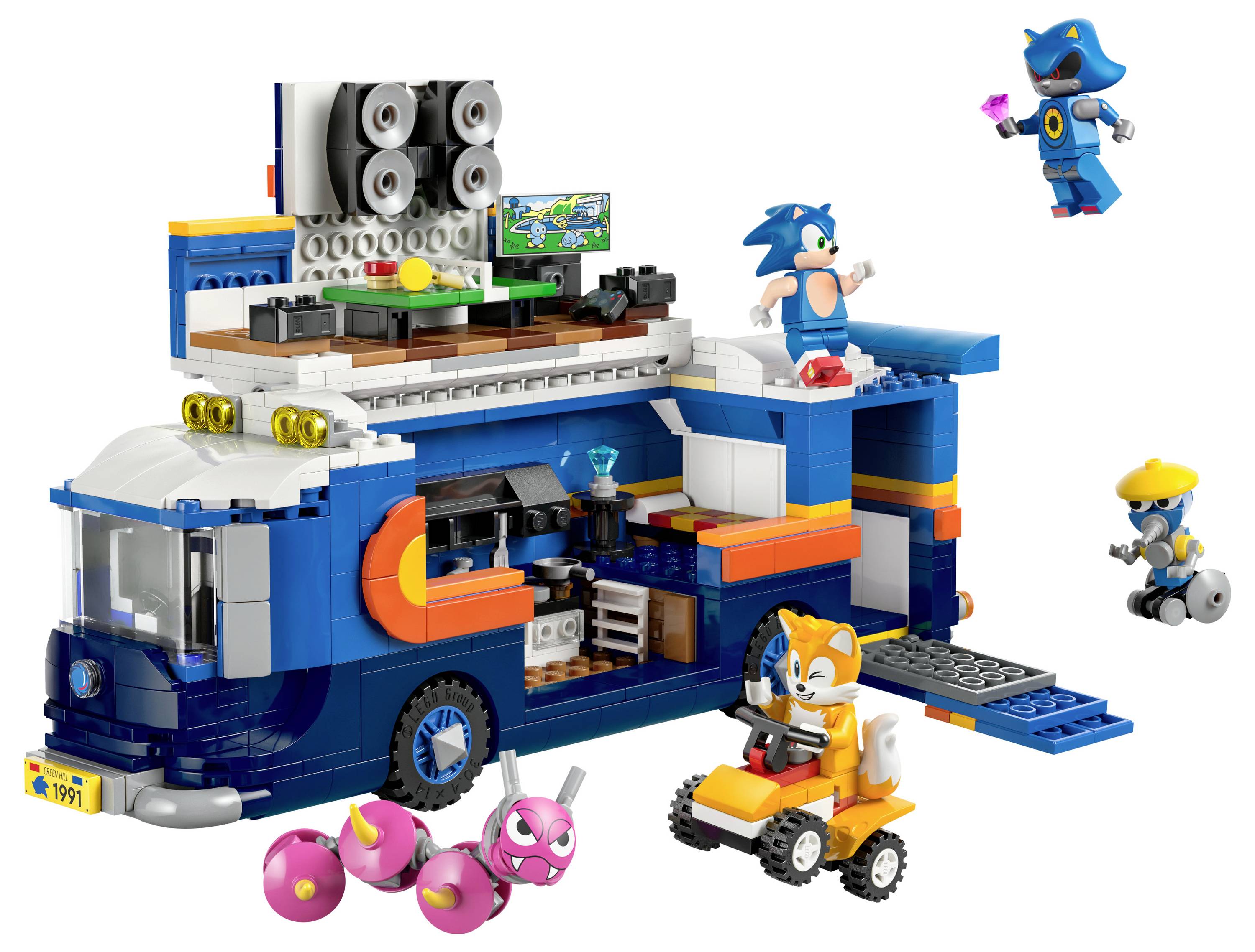 Ein LEGO Sonic the Hedgehog Set mit einem baubaren Van, drei Charakterfiguren und Zubehör. Zu den Charakteren gehören Sonic und Tails.