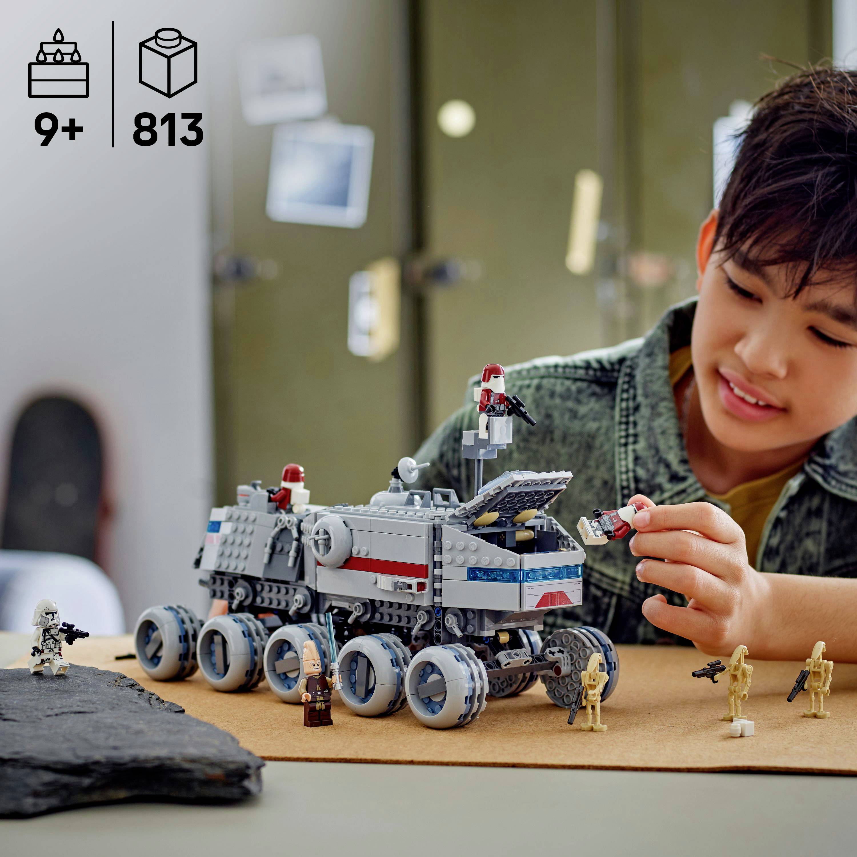 Ein Kind spielt mit einem detaillierten, futuristischen Fahrzeugmodell, umgeben von Miniaturfiguren und Zubehör, was fantasievolles Spielen andeutet.