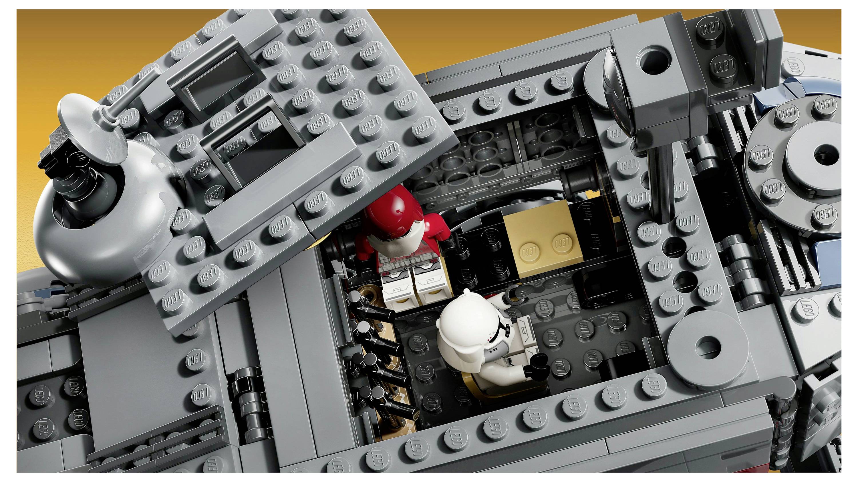 Lego Star Wars Fahrzeugmodell mit einer offenen Luke, die Innendetails zeigt, und zwei Minifiguren im Inneren, vor einem orangefarbenen Hintergrund.