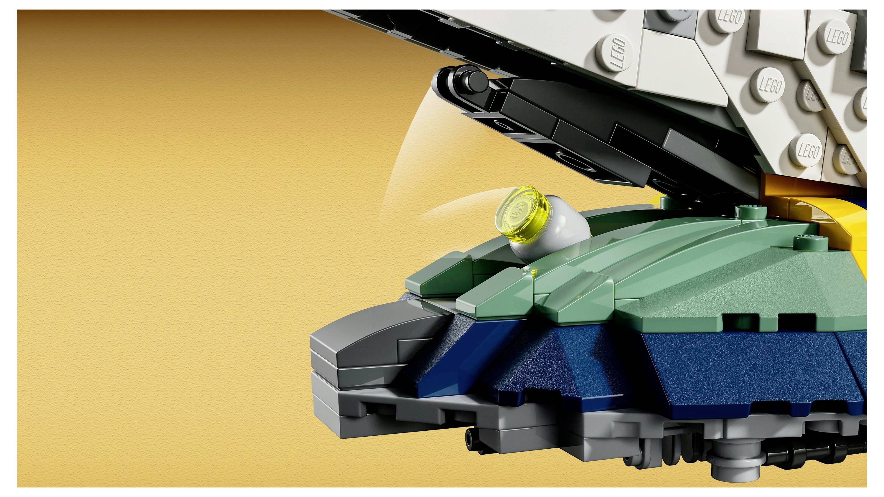 Eine Nahaufnahme eines Spielzeug-Raumschiffs mit grünen und blauen Elementen vor einem gelben Hintergrund, die seine detaillierte Struktur hervorhebt.