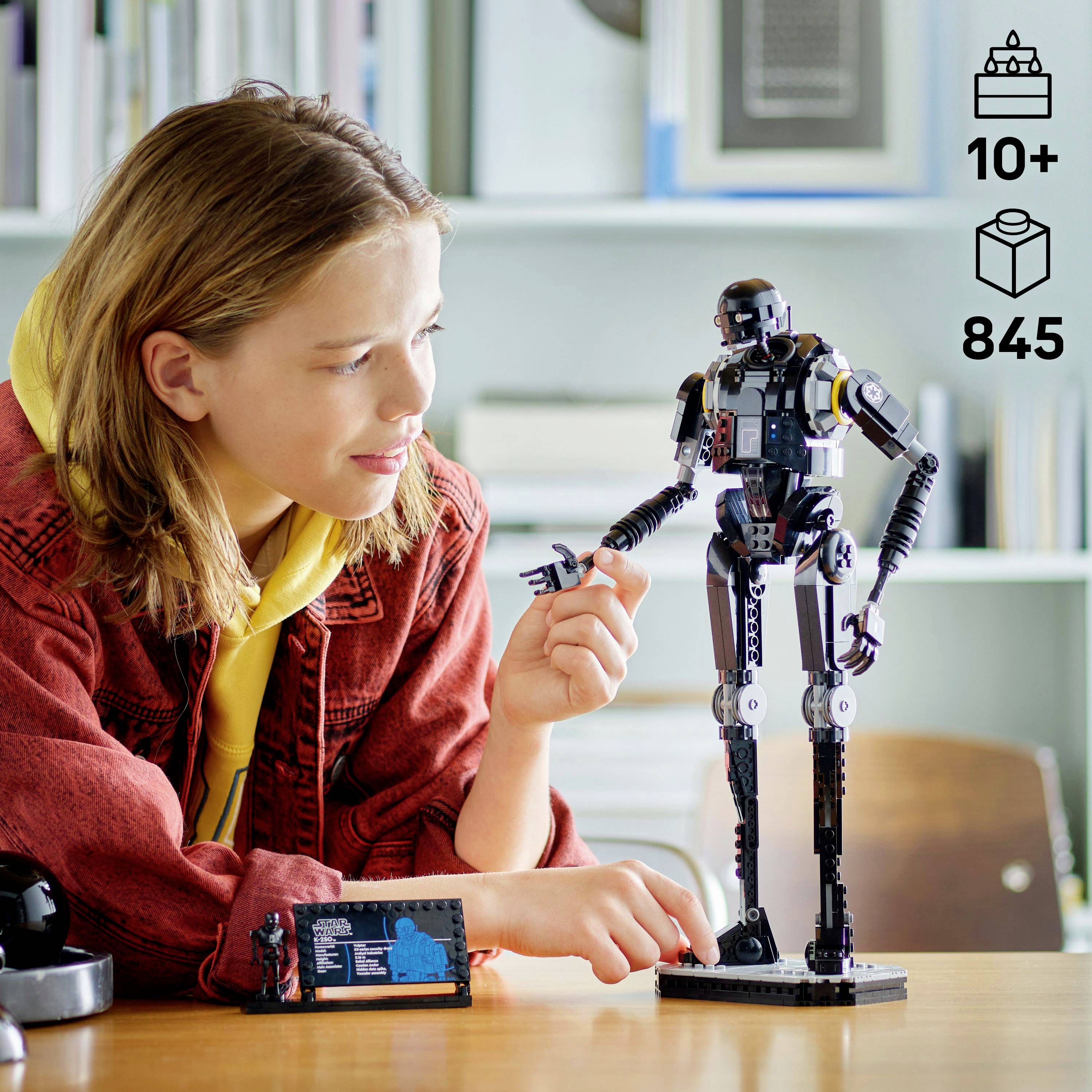 Eine Person, die ein Roboter-Spielzeugmodell baut, wobei Konzentration und Engagement sichtbar sind. Symbole deuten darauf hin, dass das Spielzeug für Alter 10 und älter geeignet ist, mit 845 Teilen.