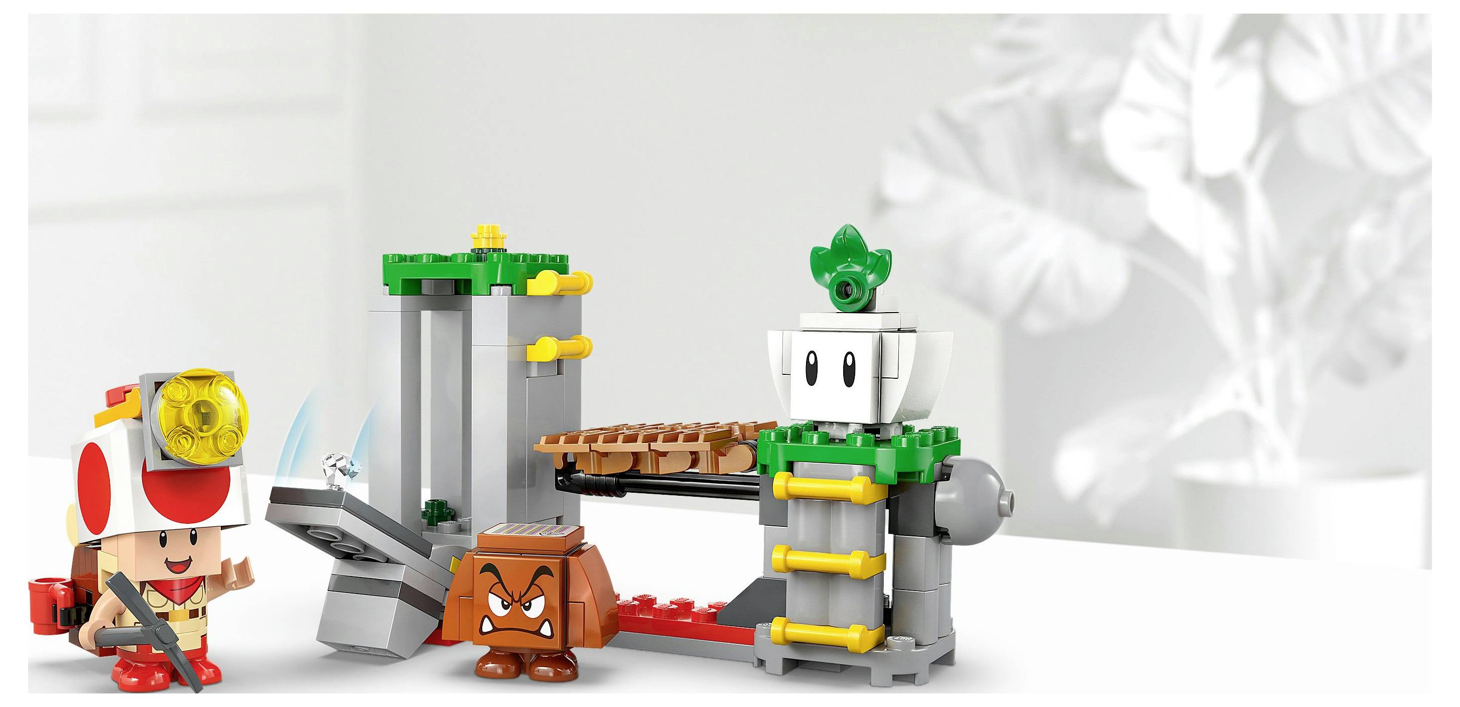 Spielset, das eine Baustelle mit Bauklötzen darstellt, mit einer kleinen Figur mit Hut und einer braunen Figur mit Augen.