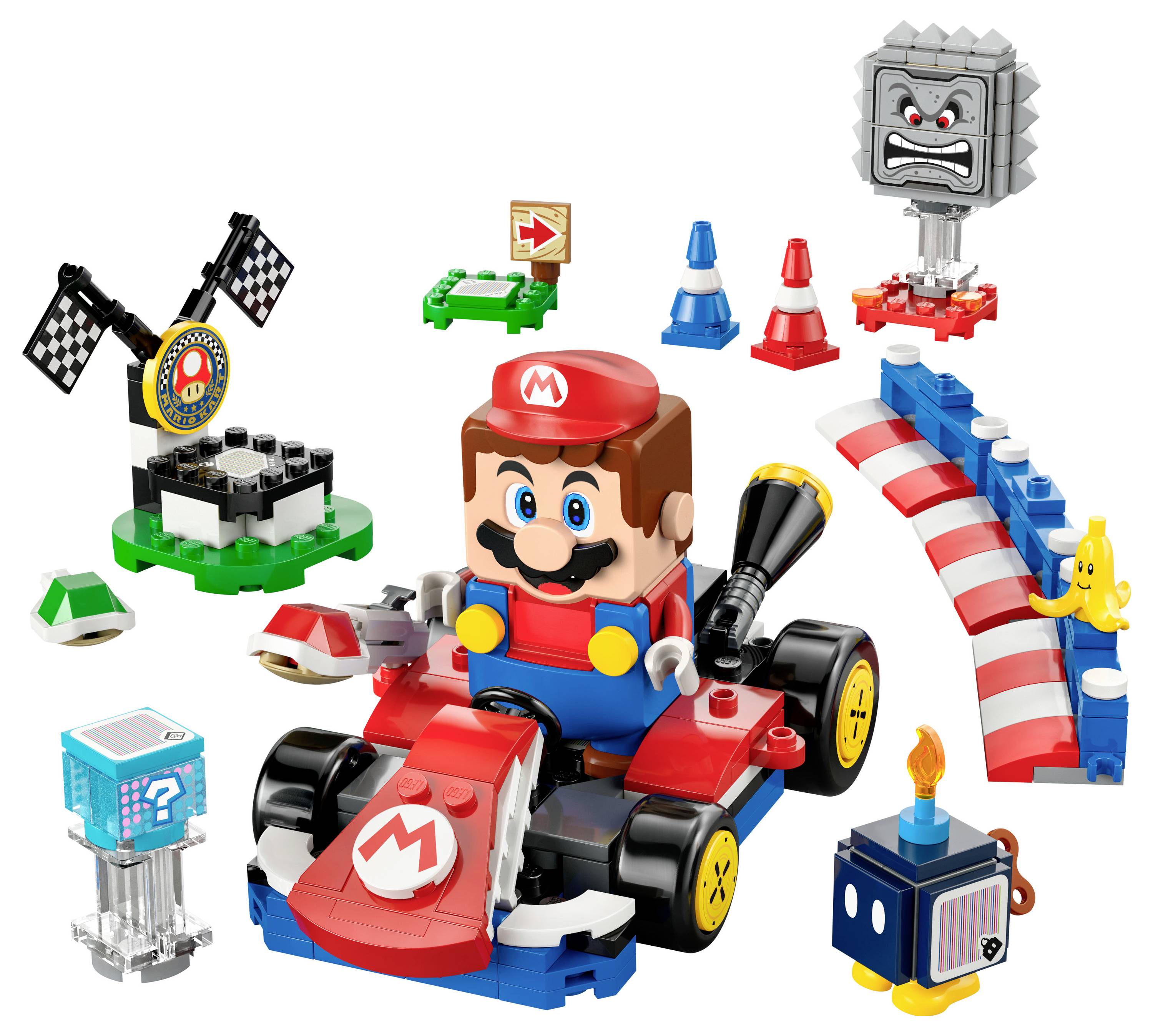 Eine LEGO Mario-Figur in einem Rennwagen, umgeben von rennthematischen Elementen wie einer Zielflagge, Verkehrskegeln, einer Bananenschale und einem Thwomp-Hindernis.