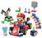 Eine LEGO Mario-Figur in einem Rennwagen, umgeben von rennthematischen Elementen wie einer Zielflagge, Verkehrskegeln, einer Bananenschale und einem Thwomp-Hindernis.