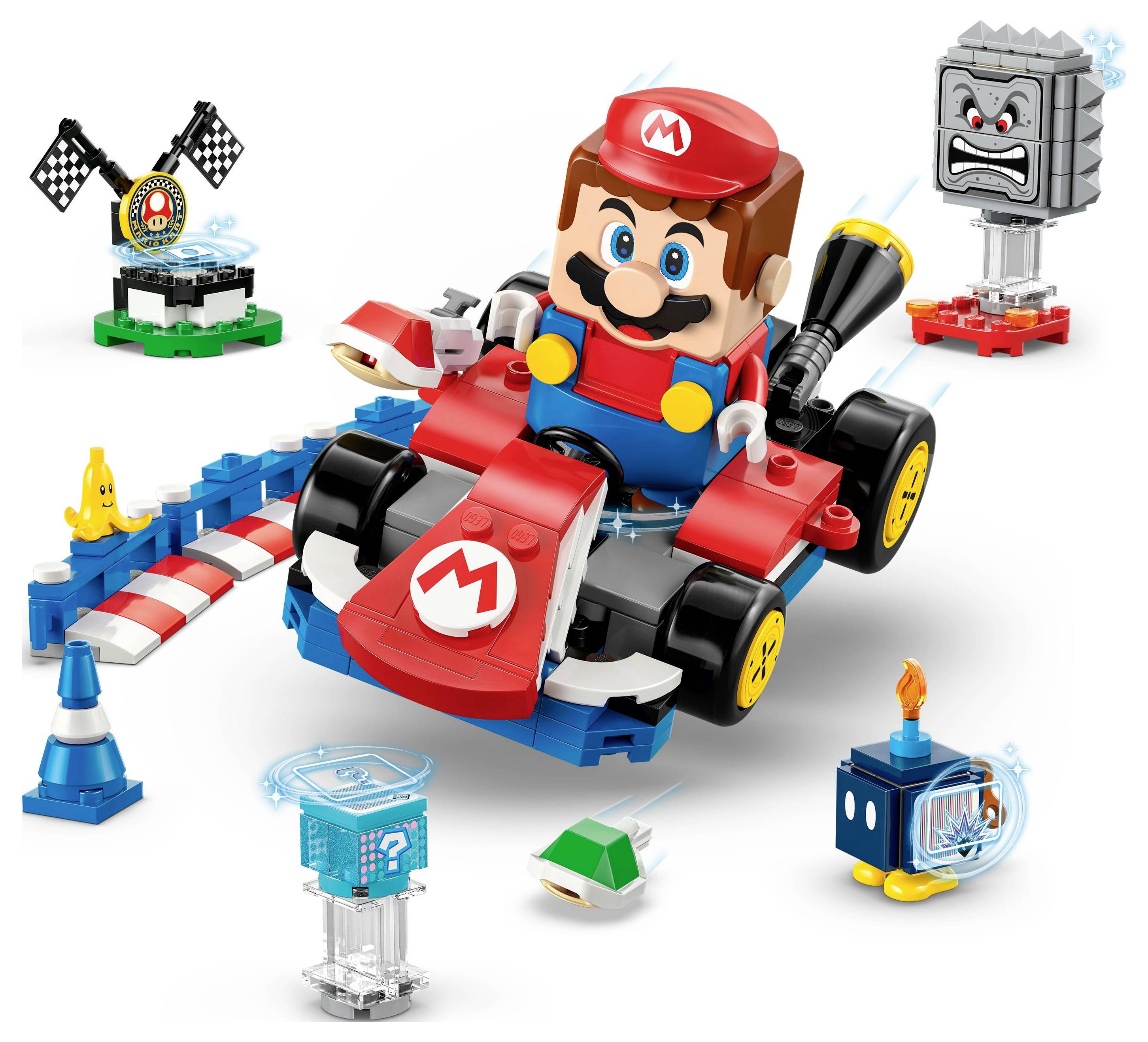 Ein Spielzeug-Rennset mit einer Figur in einer roten Kappe auf einem Kart, umgeben von Hindernissen wie einem Thwomp, Itemboxen und karierten Flaggen.