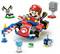 Ein Spielzeug-Rennset mit einer Figur in einer roten Kappe auf einem Kart, umgeben von Hindernissen wie einem Thwomp, Itemboxen und karierten Flaggen.