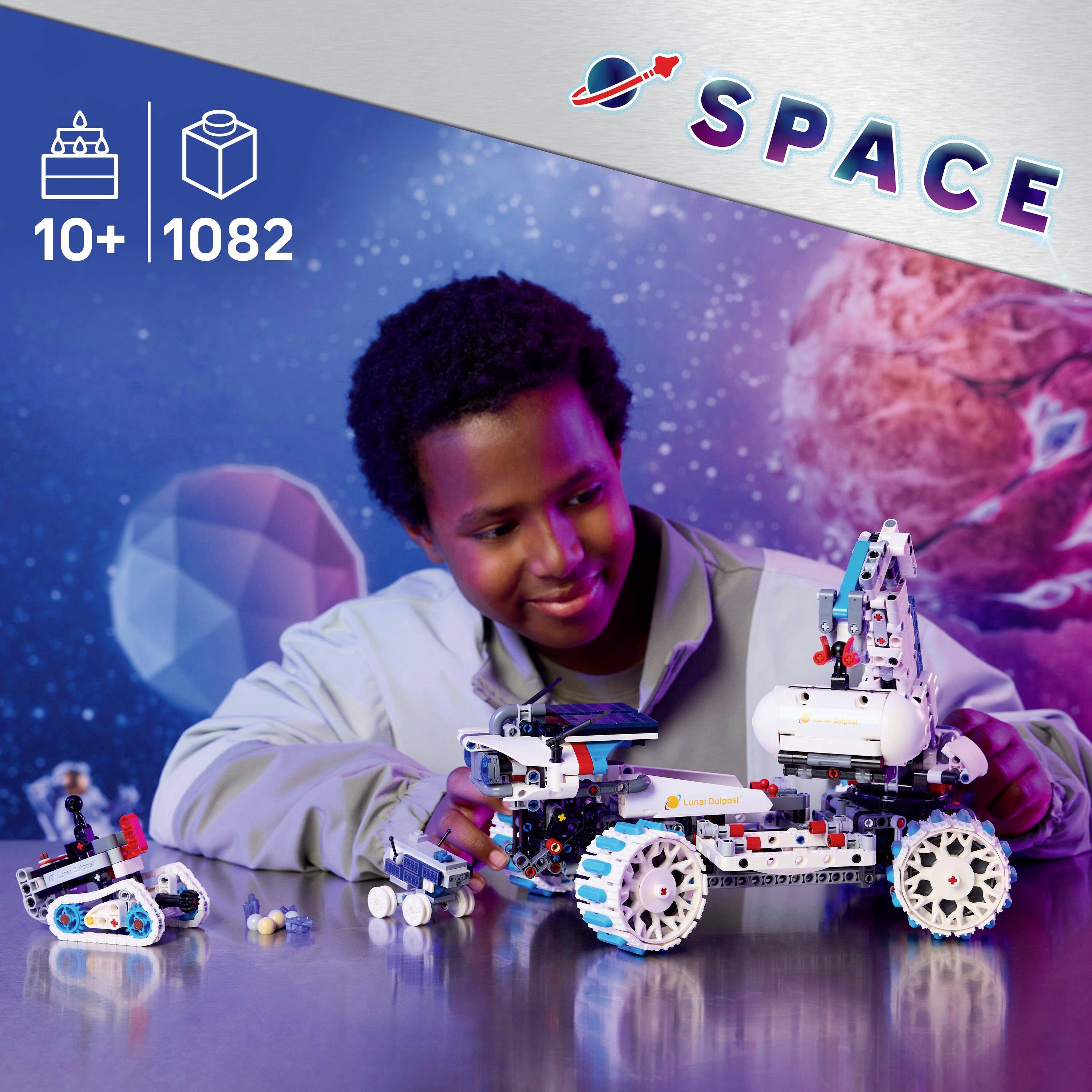 Ein Kind baut einen weltraumthematischen Konstruktionssatz mit einem Rover und einem kleinen Roboter vor einem kosmischen Hintergrund. Der Bausatz ist für Kinder ab 10 Jahren geeignet.