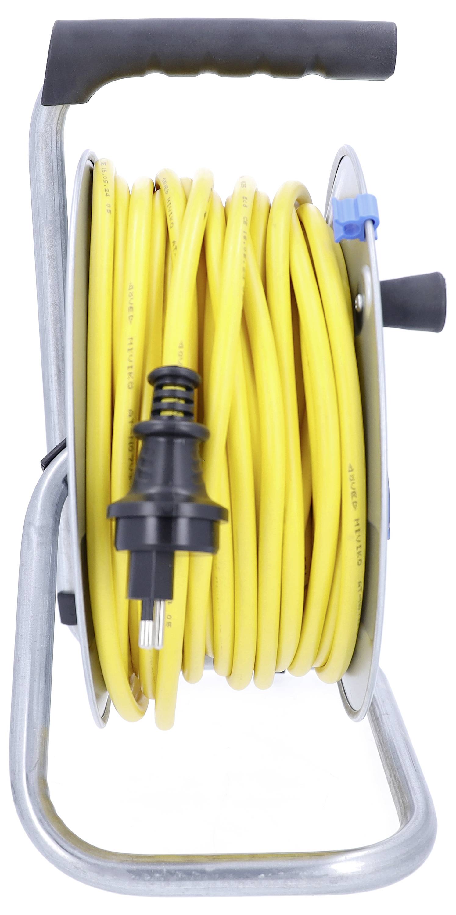 Gelbe Kabeltrommel mit schwarzem Stecker, auf einem Metallgestell, für flexible Stromversorgung in Werkstatt oder Garten.