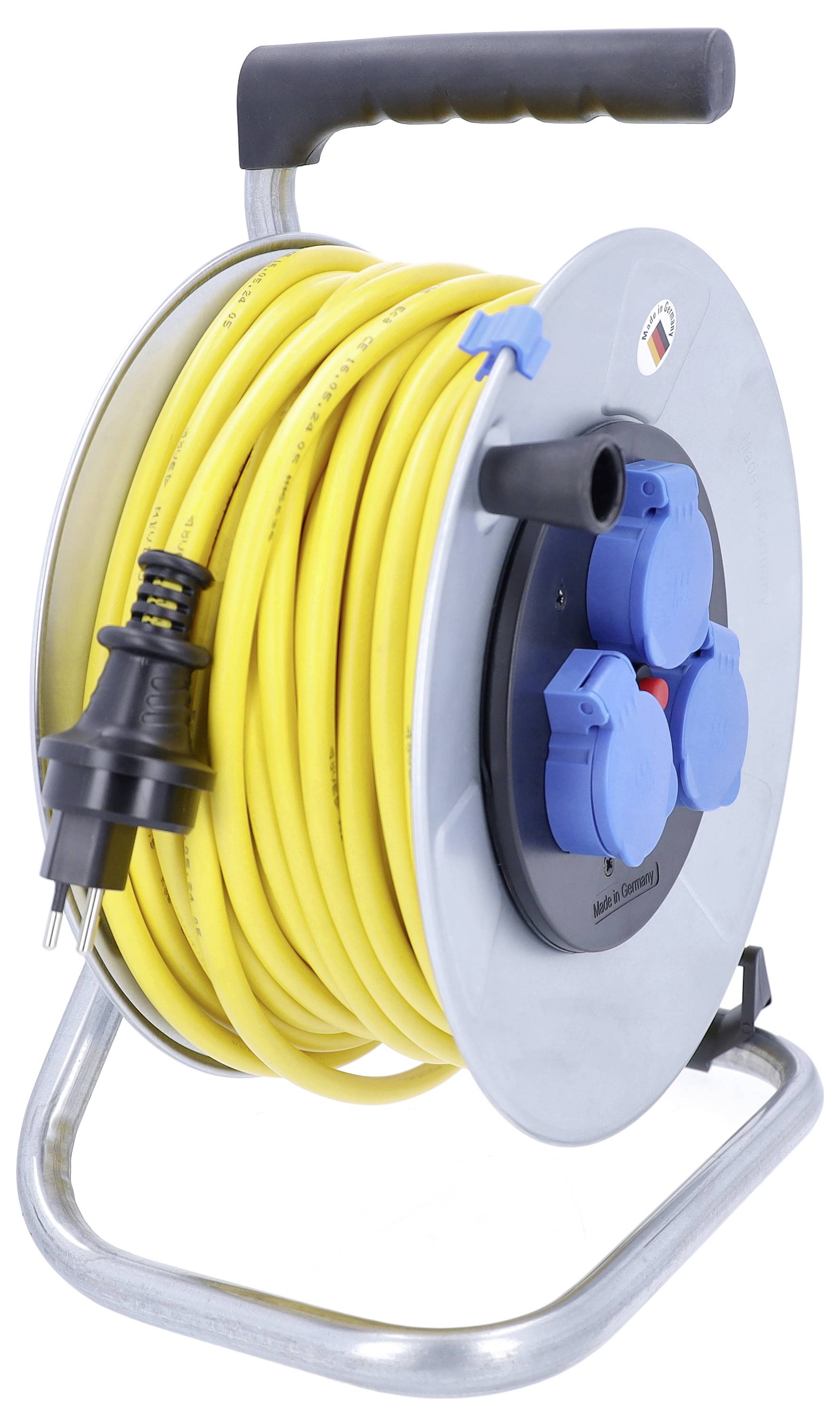 Gelbe Kabeltrommel mit drei blauen Steckdosen und einem schwarzen Stecker, auf einem Metallgestell mit Griff montiert.