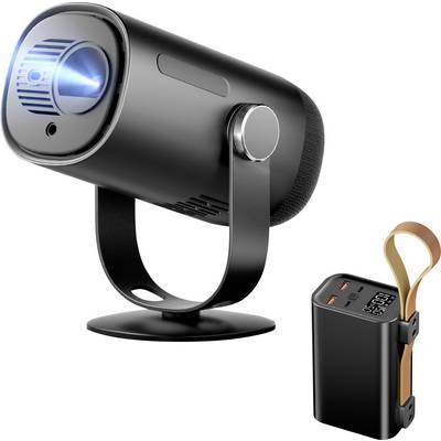 Ein schwarzer tragbarer Projektor strahlt blaues Licht aus. Daneben liegt eine kompakte schwarze Powerbank mit orangefarbenem Trageriemen.