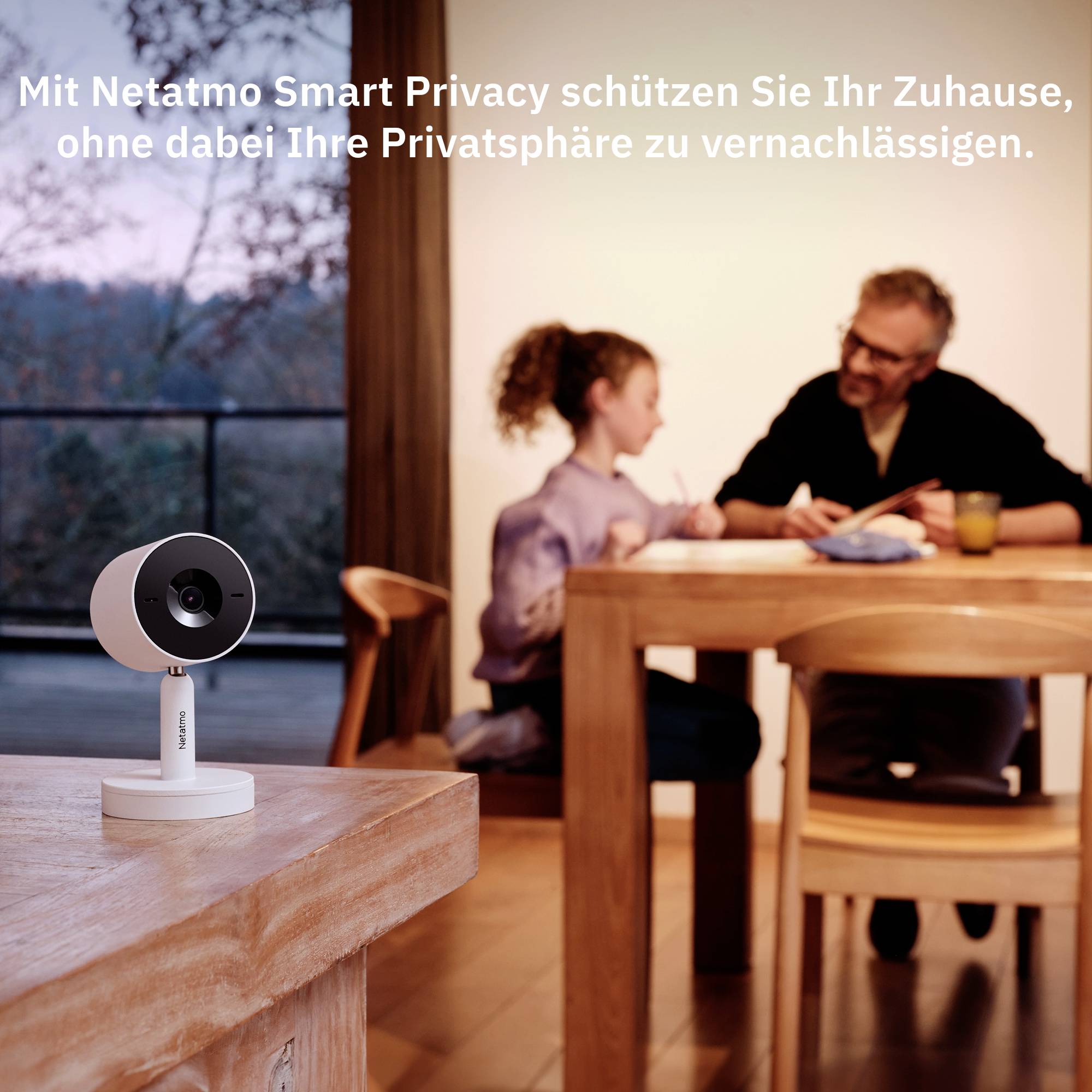 Familie sitzt am Tisch. Text im Bild: 'Mit Netatmo Smart Privacy schützen Sie Ihr Zuhause, ohne dabei Ihre Privatsphäre zu vernachlässigen.'