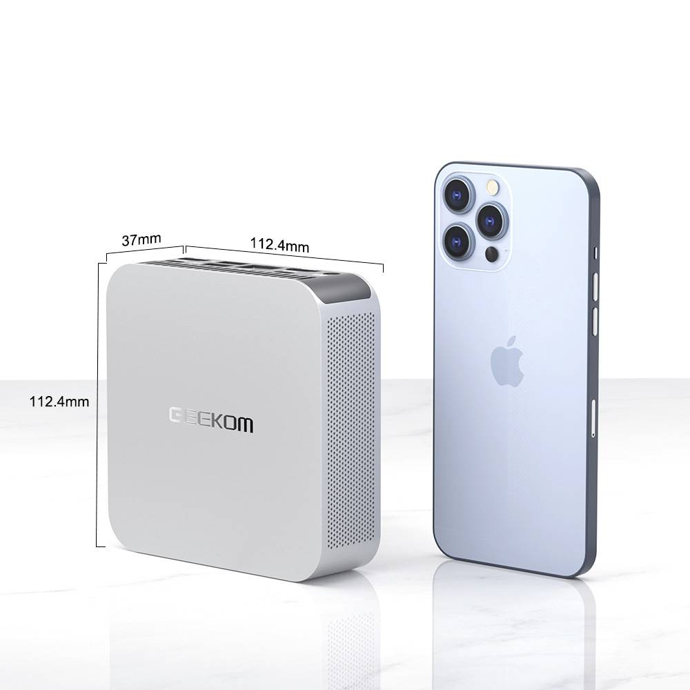 Ein Mini-PC neben einem Smartphone, um die Größenverhältnisse zu zeigen. Der Mini-PC ist 112,4 mm hoch und 37 mm breit.