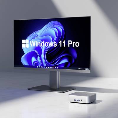 Ein Computerbildschirm zeigt das Logo und den Schriftzug 'Windows 11 Pro'. Daneben steht ein kleiner silberner Computer auf einem Tisch.